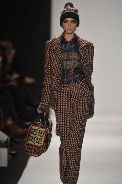 New york - Şubat 08: bir model sanat Üniversitesi sonbahar kış 2013 defile mercedes-benz moda haftası 8 Şubat 2013 tarihinde new York'ta akademisinde pist yürür