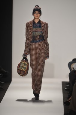 New york - Şubat 08: bir model sanat Üniversitesi sonbahar kış 2013 defile mercedes-benz moda haftası 8 Şubat 2013 tarihinde new York'ta akademisinde pist yürür