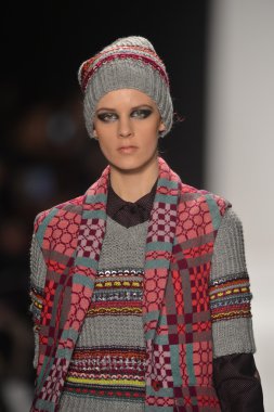 New york - Şubat 08: bir model sanat Üniversitesi sonbahar kış 2013 defile mercedes-benz moda haftası 8 Şubat 2013 tarihinde new York'ta akademisinde pist yürür