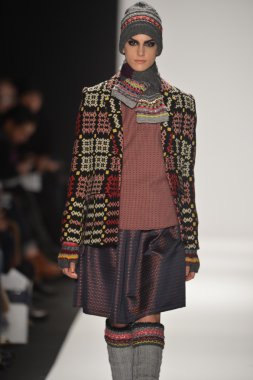 New york - Şubat 08: bir model sanat Üniversitesi sonbahar kış 2013 defile mercedes-benz moda haftası 8 Şubat 2013 tarihinde new York'ta akademisinde pist yürür