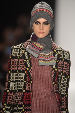 New york - Şubat 08: bir model sanat Üniversitesi sonbahar kış 2013 defile mercedes-benz moda haftası 8 Şubat 2013 tarihinde new York'ta akademisinde pist yürür