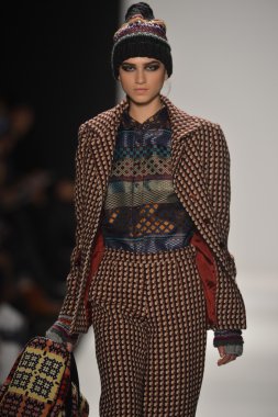 New york - Şubat 08: bir model sanat Üniversitesi sonbahar kış 2013 defile mercedes-benz moda haftası 8 Şubat 2013 tarihinde new York'ta akademisinde pist yürür