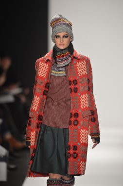 New york - Şubat 08: bir model sanat Üniversitesi sonbahar kış 2013 defile mercedes-benz moda haftası 8 Şubat 2013 tarihinde new York'ta akademisinde pist yürür