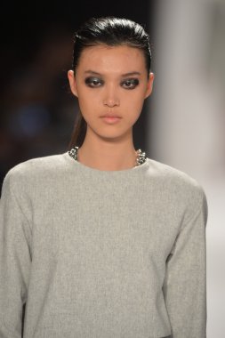 New york - Şubat 08: bir model sanat Üniversitesi sonbahar kış 2013 defile mercedes-benz moda haftası 8 Şubat 2013 tarihinde new York'ta akademisinde pist yürür