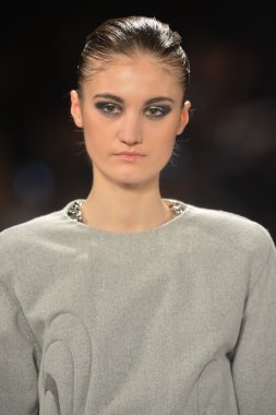 New york - Şubat 08: bir model sanat Üniversitesi sonbahar kış 2013 defile mercedes-benz moda haftası 8 Şubat 2013 tarihinde new York'ta akademisinde pist yürür