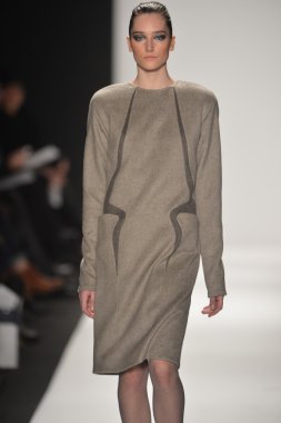 New york - Şubat 08: bir model sanat Üniversitesi sonbahar kış 2013 defile mercedes-benz moda haftası 8 Şubat 2013 tarihinde new York'ta akademisinde pist yürür