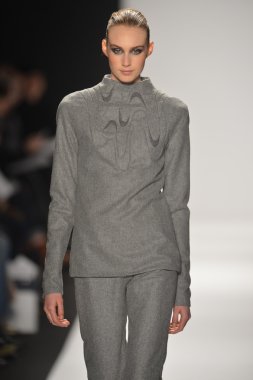 New york - Şubat 08: bir model sanat Üniversitesi sonbahar kış 2013 defile mercedes-benz moda haftası 8 Şubat 2013 tarihinde new York'ta akademisinde pist yürür