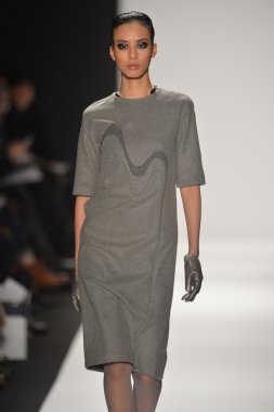 New york - Şubat 08: bir model sanat Üniversitesi sonbahar kış 2013 defile mercedes-benz moda haftası 8 Şubat 2013 tarihinde new York'ta akademisinde pist yürür