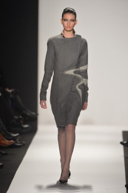 New york - Şubat 08: bir model sanat Üniversitesi sonbahar kış 2013 defile mercedes-benz moda haftası 8 Şubat 2013 tarihinde new York'ta akademisinde pist yürür