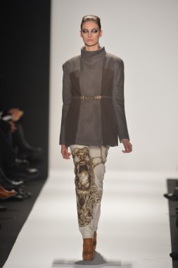 New york - Şubat 08: bir model sanat Üniversitesi sonbahar kış 2013 defile mercedes-benz moda haftası 8 Şubat 2013 tarihinde new York'ta akademisinde pist yürür