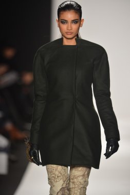 New york - Şubat 08: bir model sanat Üniversitesi sonbahar kış 2013 defile mercedes-benz moda haftası 8 Şubat 2013 tarihinde new York'ta akademisinde pist yürür