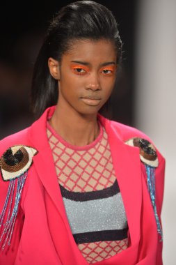 New york - Şubat 08: bir model sanat Üniversitesi sonbahar kış 2013 defile mercedes-benz moda haftası 8 Şubat 2013 tarihinde new York'ta akademisinde pist yürür