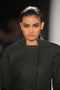 New york - Şubat 08: bir model sanat Üniversitesi sonbahar kış 2013 defile mercedes-benz moda haftası 8 Şubat 2013 tarihinde new York'ta akademisinde pist yürür