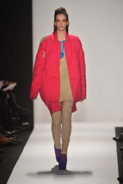 New york - Şubat 08: bir model sanat Üniversitesi sonbahar kış 2013 defile mercedes-benz moda haftası 8 Şubat 2013 tarihinde new York'ta akademisinde pist yürür