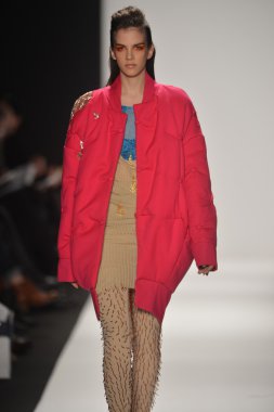 New york - Şubat 08: bir model sanat Üniversitesi sonbahar kış 2013 defile mercedes-benz moda haftası 8 Şubat 2013 tarihinde new York'ta akademisinde pist yürür
