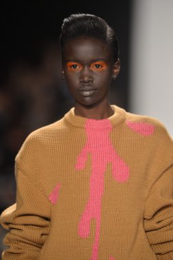 New york - Şubat 08: bir model sanat Üniversitesi sonbahar kış 2013 defile mercedes-benz moda haftası 8 Şubat 2013 tarihinde new York'ta akademisinde pist yürür