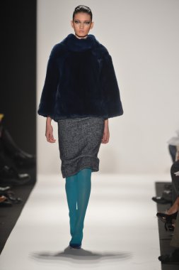 New york - Şubat 08: bir model sanat Üniversitesi sonbahar kış 2013 defile mercedes-benz moda haftası 8 Şubat 2013 tarihinde new York'ta akademisinde pist yürür