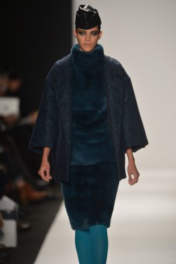 New york - Şubat 08: bir model sanat Üniversitesi sonbahar kış 2013 defile mercedes-benz moda haftası 8 Şubat 2013 tarihinde new York'ta akademisinde pist yürür