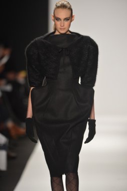 New york - Şubat 08: bir model sanat Üniversitesi sonbahar kış 2013 defile mercedes-benz moda haftası 8 Şubat 2013 tarihinde new York'ta akademisinde pist yürür