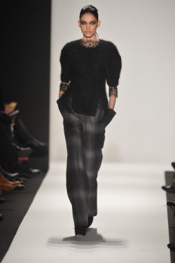 New york - Şubat 08: bir model sanat Üniversitesi sonbahar kış 2013 defile mercedes-benz moda haftası 8 Şubat 2013 tarihinde new York'ta akademisinde pist yürür