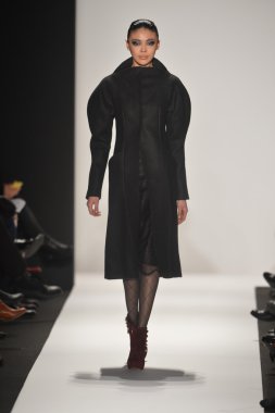 New york - Şubat 08: bir model sanat Üniversitesi sonbahar kış 2013 defile mercedes-benz moda haftası 8 Şubat 2013 tarihinde new York'ta akademisinde pist yürür