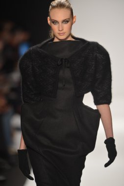 New york - Şubat 08: bir model sanat Üniversitesi sonbahar kış 2013 defile mercedes-benz moda haftası 8 Şubat 2013 tarihinde new York'ta akademisinde pist yürür