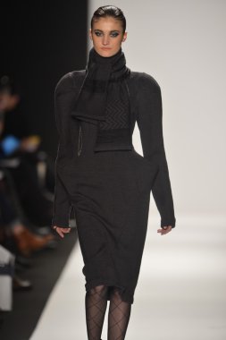New york - Şubat 08: bir model sanat Üniversitesi sonbahar kış 2013 defile mercedes-benz moda haftası 8 Şubat 2013 tarihinde new York'ta akademisinde pist yürür