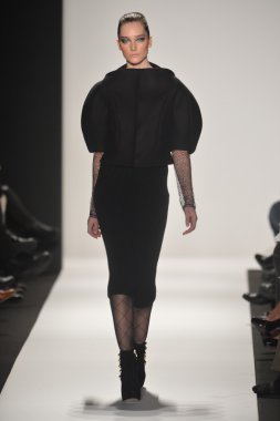 New york - Şubat 08: bir model sanat Üniversitesi sonbahar kış 2013 defile mercedes-benz moda haftası 8 Şubat 2013 tarihinde new York'ta akademisinde pist yürür