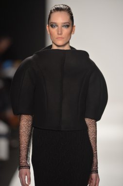 New york - Şubat 08: bir model sanat Üniversitesi sonbahar kış 2013 defile mercedes-benz moda haftası 8 Şubat 2013 tarihinde new York'ta akademisinde pist yürür