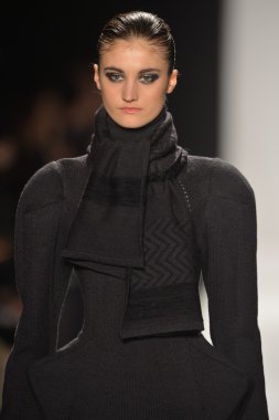 New york - Şubat 08: bir model sanat Üniversitesi sonbahar kış 2013 defile mercedes-benz moda haftası 8 Şubat 2013 tarihinde new York'ta akademisinde pist yürür