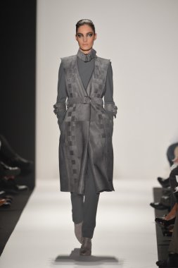 New york - Şubat 08: bir model sanat Üniversitesi sonbahar kış 2013 defile mercedes-benz moda haftası 8 Şubat 2013 tarihinde new York'ta akademisinde pist yürür