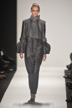 New york - Şubat 08: bir model sanat Üniversitesi sonbahar kış 2013 defile mercedes-benz moda haftası 8 Şubat 2013 tarihinde new York'ta akademisinde pist yürür