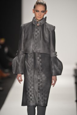 New york - Şubat 08: bir model sanat Üniversitesi sonbahar kış 2013 defile mercedes-benz moda haftası 8 Şubat 2013 tarihinde new York'ta akademisinde pist yürür