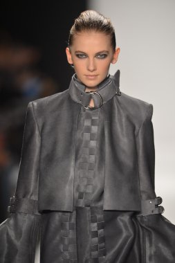 New york - Şubat 08: bir model sanat Üniversitesi sonbahar kış 2013 defile mercedes-benz moda haftası 8 Şubat 2013 tarihinde new York'ta akademisinde pist yürür