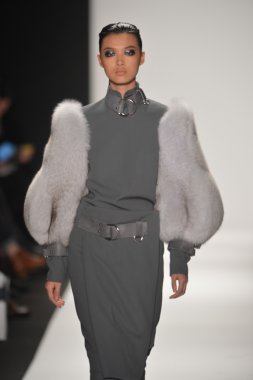 New york - Şubat 08: bir model sanat Üniversitesi sonbahar kış 2013 defile mercedes-benz moda haftası 8 Şubat 2013 tarihinde new York'ta akademisinde pist yürür