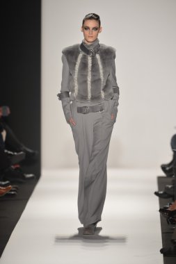 New york - Şubat 08: bir model sanat Üniversitesi sonbahar kış 2013 defile mercedes-benz moda haftası 8 Şubat 2013 tarihinde new York'ta akademisinde pist yürür