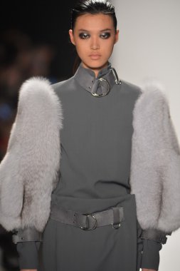 New york - Şubat 08: bir model sanat Üniversitesi sonbahar kış 2013 defile mercedes-benz moda haftası 8 Şubat 2013 tarihinde new York'ta akademisinde pist yürür