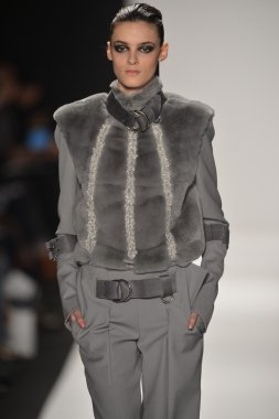 New york - Şubat 08: bir model sanat Üniversitesi sonbahar kış 2013 defile mercedes-benz moda haftası 8 Şubat 2013 tarihinde new York'ta akademisinde pist yürür