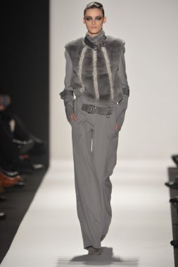 New york - Şubat 08: bir model sanat Üniversitesi sonbahar kış 2013 defile mercedes-benz moda haftası 8 Şubat 2013 tarihinde new York'ta akademisinde pist yürür