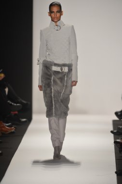 New york - Şubat 08: bir model sanat Üniversitesi sonbahar kış 2013 defile mercedes-benz moda haftası 8 Şubat 2013 tarihinde new York'ta akademisinde pist yürür