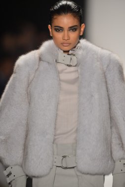 New york - Şubat 08: bir model sanat Üniversitesi sonbahar kış 2013 defile mercedes-benz moda haftası 8 Şubat 2013 tarihinde new York'ta akademisinde pist yürür