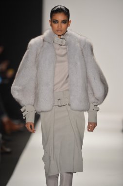 New york - Şubat 08: bir model sanat Üniversitesi sonbahar kış 2013 defile mercedes-benz moda haftası 8 Şubat 2013 tarihinde new York'ta akademisinde pist yürür