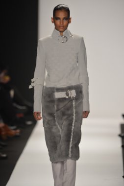 New york - Şubat 08: bir model sanat Üniversitesi sonbahar kış 2013 defile mercedes-benz moda haftası 8 Şubat 2013 tarihinde new York'ta akademisinde pist yürür