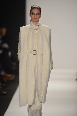 New york - Şubat 08: bir model sanat Üniversitesi sonbahar kış 2013 defile mercedes-benz moda haftası 8 Şubat 2013 tarihinde new York'ta akademisinde pist yürür