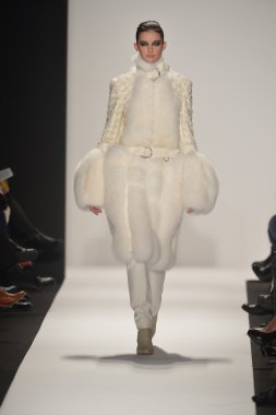 New york - Şubat 08: bir model sanat Üniversitesi sonbahar kış 2013 defile mercedes-benz moda haftası 8 Şubat 2013 tarihinde new York'ta akademisinde pist yürür