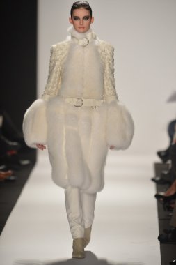 New york - Şubat 08: bir model sanat Üniversitesi sonbahar kış 2013 defile mercedes-benz moda haftası 8 Şubat 2013 tarihinde new York'ta akademisinde pist yürür