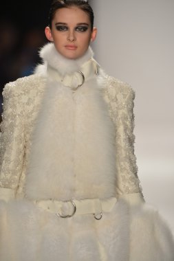 New york - Şubat 08: bir model sanat Üniversitesi sonbahar kış 2013 defile mercedes-benz moda haftası 8 Şubat 2013 tarihinde new York'ta akademisinde pist yürür