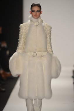 New york - Şubat 08: bir model sanat Üniversitesi sonbahar kış 2013 defile mercedes-benz moda haftası 8 Şubat 2013 tarihinde new York'ta akademisinde pist yürür