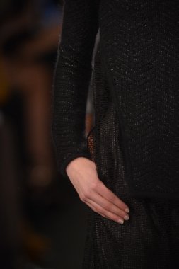 New york - Şubat 08: bir model sanat Üniversitesi sonbahar kış 2013 defile mercedes-benz moda haftası 8 Şubat 2013 tarihinde new York'ta akademisinde pist yürür