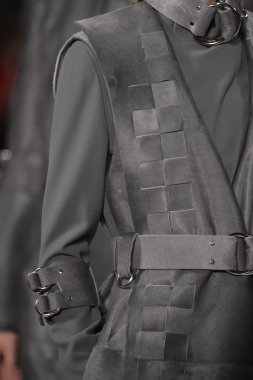 New york - Şubat 08: bir model sanat Üniversitesi sonbahar kış 2013 defile mercedes-benz moda haftası 8 Şubat 2013 tarihinde new York'ta akademisinde pist yürür